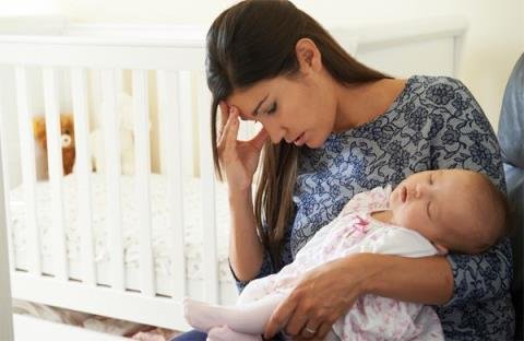 Mất ngủ sau sinh ảnh hưởng đến sự phát triển của bé và mẹ
